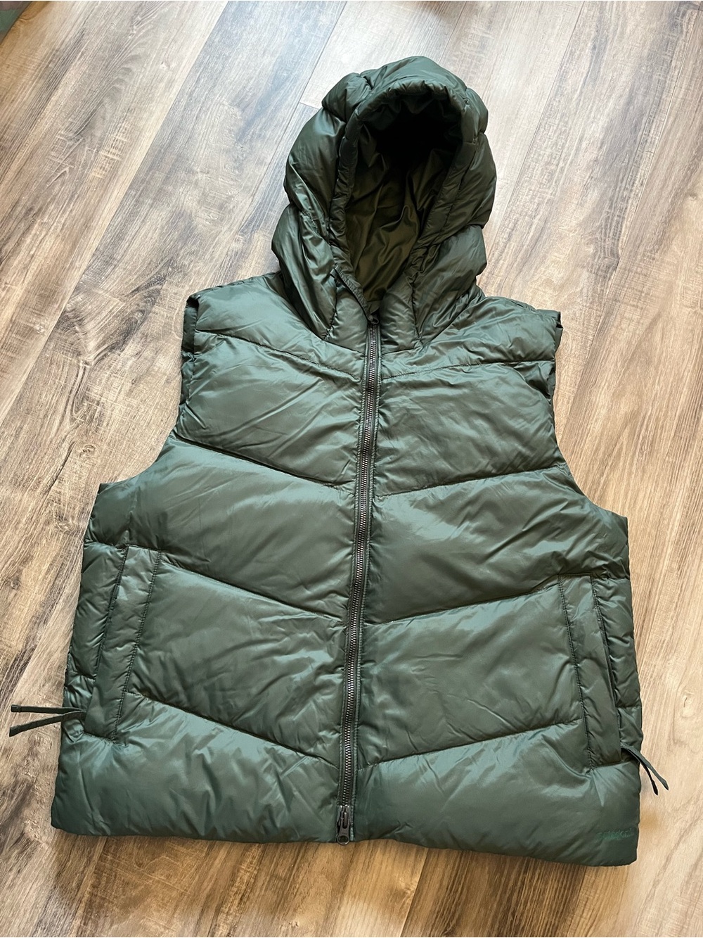 Patagonia women’s down hooded vest size large